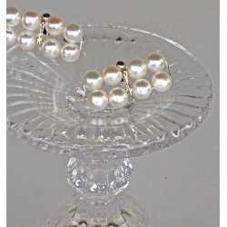 Moderne, elegante Perlenohrstecker Metis, Süsswasserperlen und Silber.