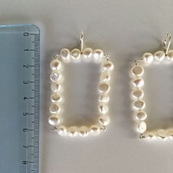 Lamia Perlenohrringe aus Süsswasserperlen und Silber