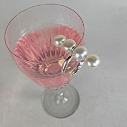Silberring mit weissen, buttonförmigen Süsswasserperlen - verstellbare Ringschiene