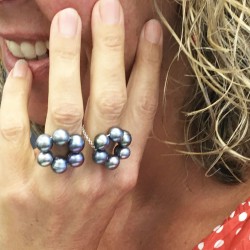 Zweimal Halia Fingerkettchen aus ca. 9mm Perlen grau-blau