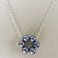 Halia Perlenkreis an Silberkette aus grau-blauen  Süsswasserperlen