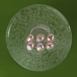 Ariadne Fingerkettchen mit 6 Perlen weiss, Süsswasserperlen und Silber