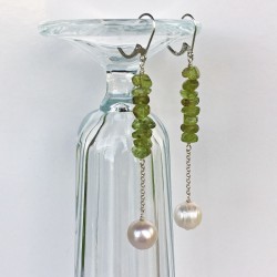 Hyrmine Perlenohrringe mit Peridot, Süsswasserperlen und Silber