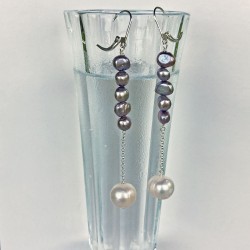 Hyrmine Perlenohrringe mit grauen und weissen Süsswasserperlen und Silber