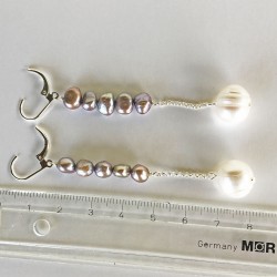 Hyrmine Perlenohrringe mit grauen und weissen Süsswasserperlen und Silber