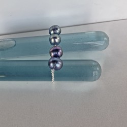 Hemera Zweifingerkettchen grau-blau aus ca. 9-10 mm Süsswasserperlen und feinem Silberkettchen