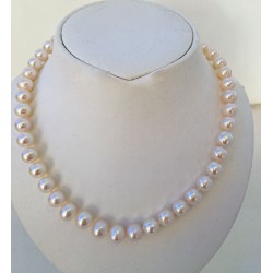 Klassische Perlenkette Selene, Süsswasserperlen mit modernem Doppelring Verschluss aus Silber. Länge nach Wahl.